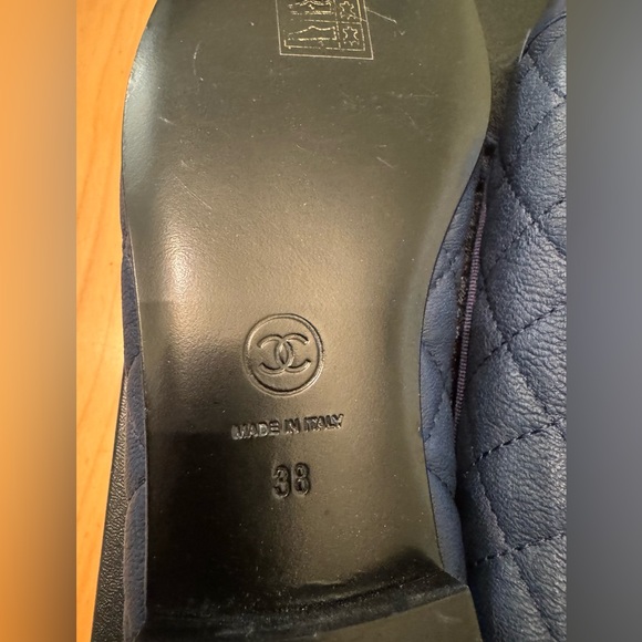 NIB AUTH CHANEL 23S LAMBSKIN & BLUE INTERLOCKING CC LOGO BALLET FLAT - Picture 4 of 4